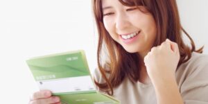 嬉しそうに通帳を眺める女性